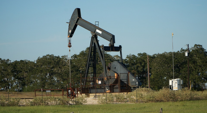 Петролът поевтинява силно за трета поредна сесия на търговия към