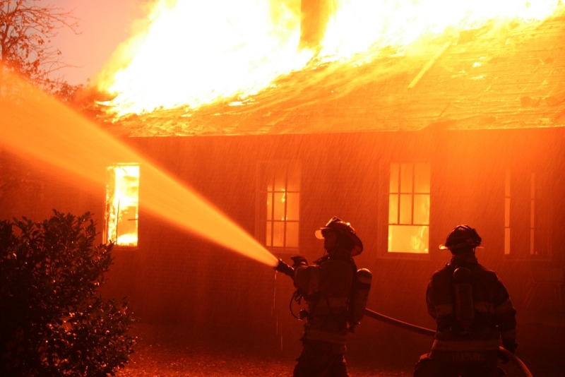 При пожар в къща в село Тихомир, община Кирково, е