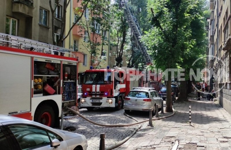 Пожар избухна в жилищна сграда близо до площад Македония и