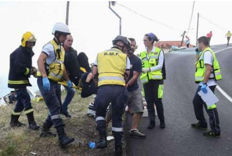 Автобус с туристи излетя от пътя и се преобърна предаде