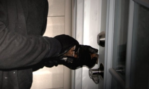 Неизвестен засега извършител ограби къща в село Паволче съобщиха от