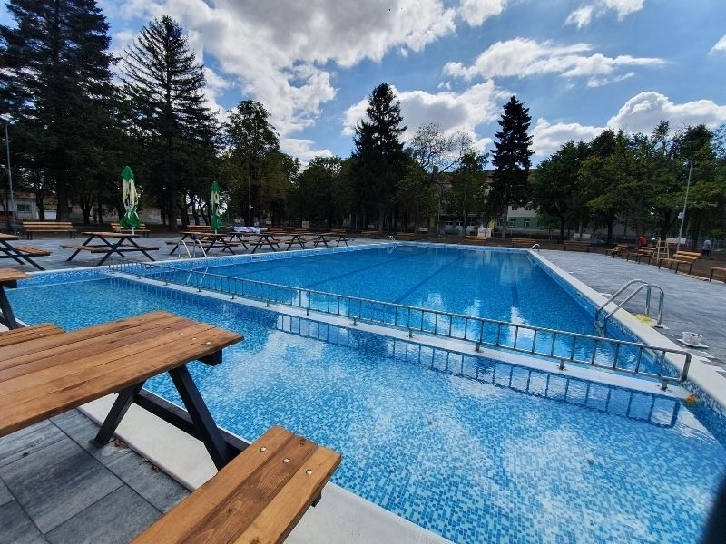 Половин месец след като отвори врати общинският басейн в Бяла