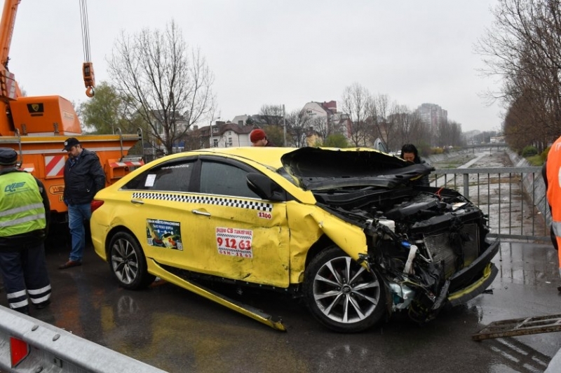 Пияна шофьорка на камион удари такси в Нова Загора Инцидентът