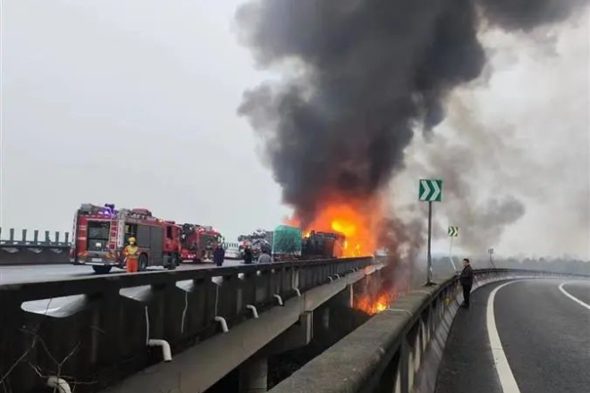 При верижна катастрофа на магистрала в централен Китай загинаха общо