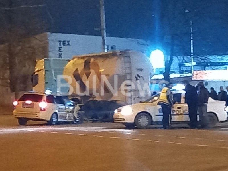 Настаниха в болница шофьора на таксито от катастрофата с циментовоз