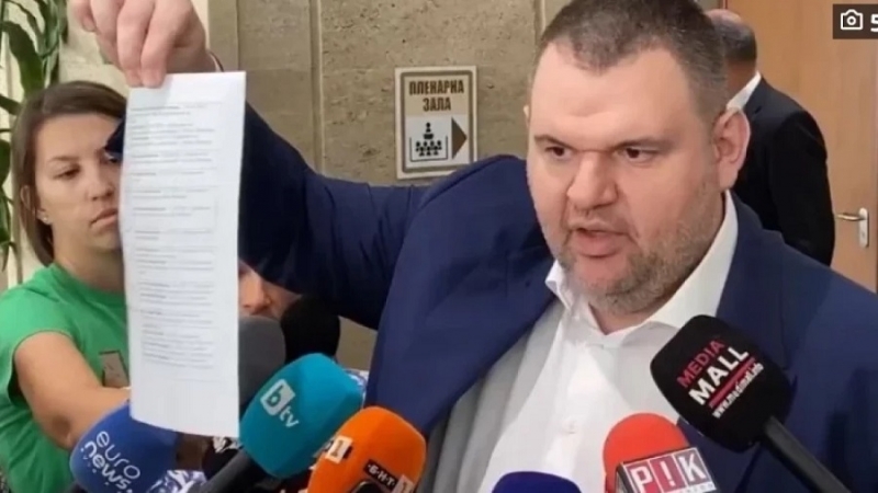 Пеевски показа списъка с "касиерите в енергетиката на мистър Кеш" /снимки/