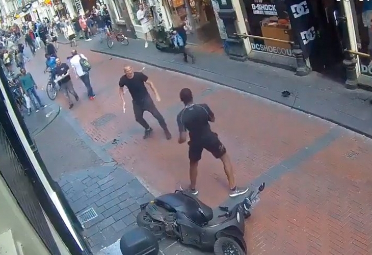 Минувач намушка колоездач в центъра на Амстердам Кървавата разпра разиграла
