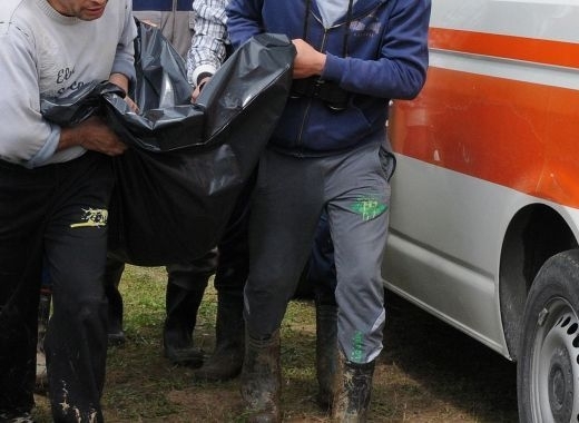 Мъртъв мъж увиснал на оградата на дома си е бил