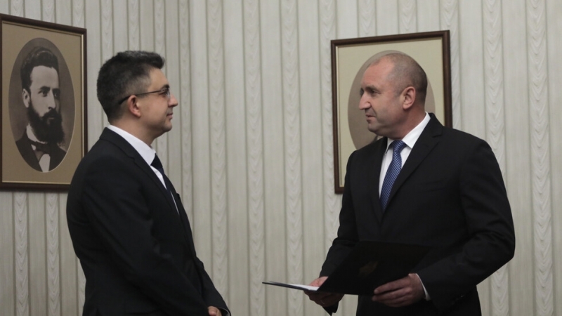 Кандидат-премиерът на „Има такъв народ” Пламен Николов връчи изпълнен мандата