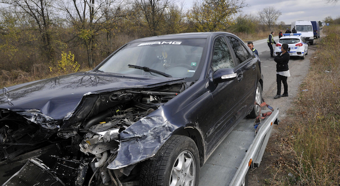 Двама души са ранени след жестока катастрофа с Мерцедес на
