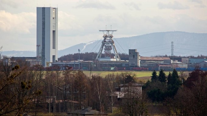 Двама души загинаха а други осем се водят изчезнали след