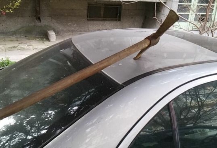 Мерцедес C220 осъмна обезобразен във Варна със забита кирка