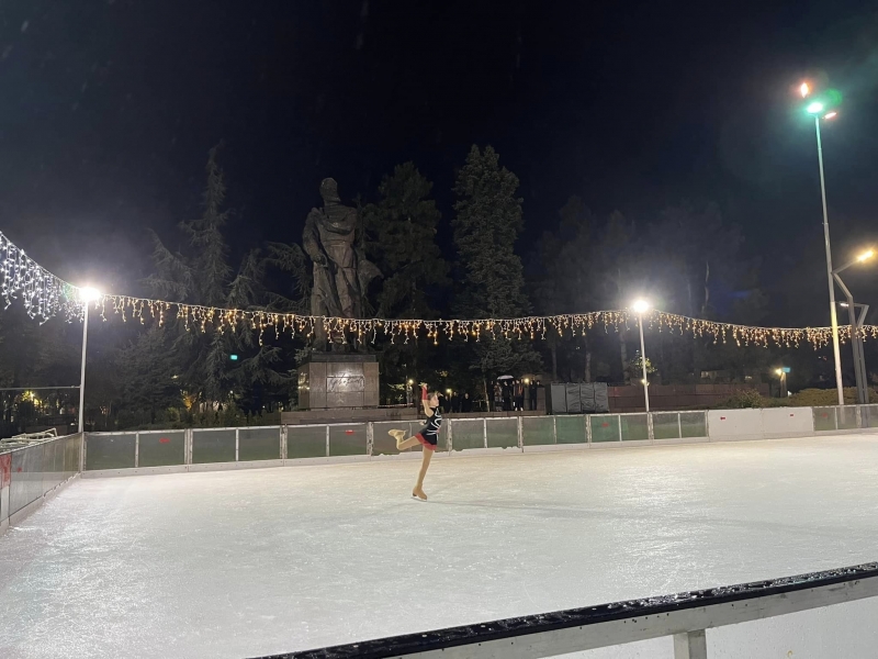 Ледената пързалка на площад Христо Ботев във Враца бе открита