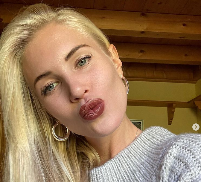 Ослепителният модел Даниела Кристиансон се показа от спалнята за радост