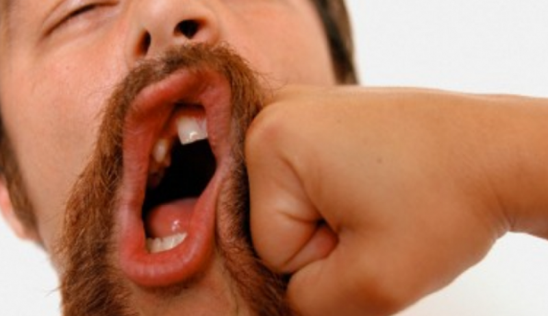 Мъж е с избит зъб след побой в Монтанско научи