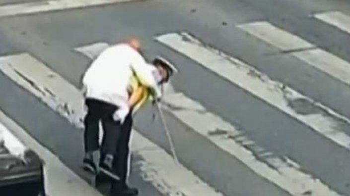 Охранителните камери в Китай записаха интересна случка На кадрите се