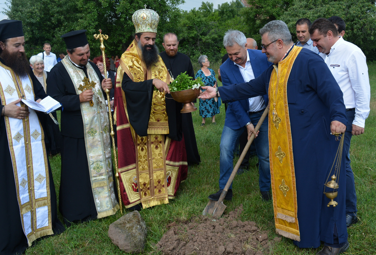 В неделя на Вси Светии с молебен и водосвет започна изграждането