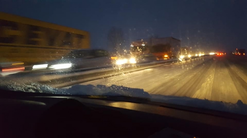 Преди минути полицията е затворила напълно международния път Е 79 между