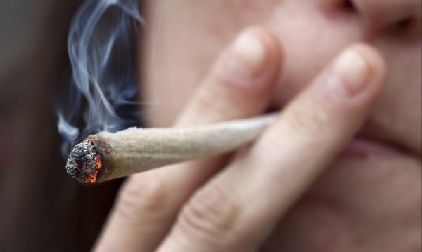 Девойка от Козлодуй бе заловена да си пуши спокойно трева