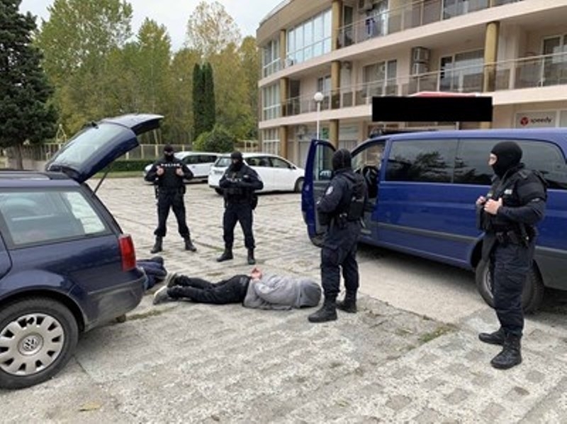 Спецполицаи и криминалисти от Бургас задържаха двама криминално проявени мъже