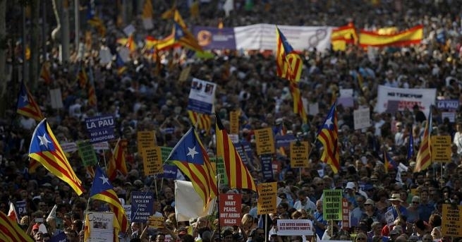 Каталунски сепаратисти блокираха рано тази сутрин възлови пътища и железопътни