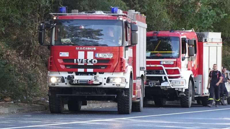 Микробус пламна в движение на автомагистрала Хемус преди обяд днес