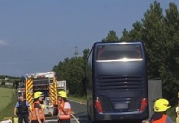 Туристически автобус с ученици се сблъска с лек автомобил в