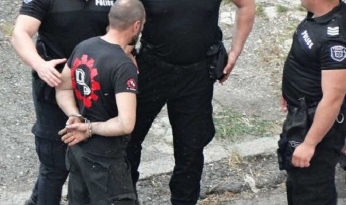 Полицейски служители са заловили дилър в Мездра съобщиха от областната