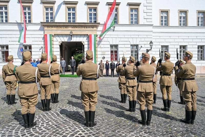 рмията в Нигер обяви в телевизионно обръщение че президентът Мохамед