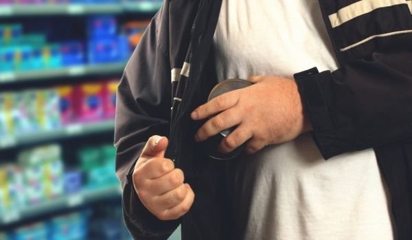 Хванаха младеж откраднат винтоверт и парфюм от магазин в Лом