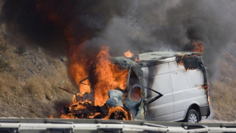 Бус изгоря напълно в Берковица съобщиха от пресцентъра на МВР