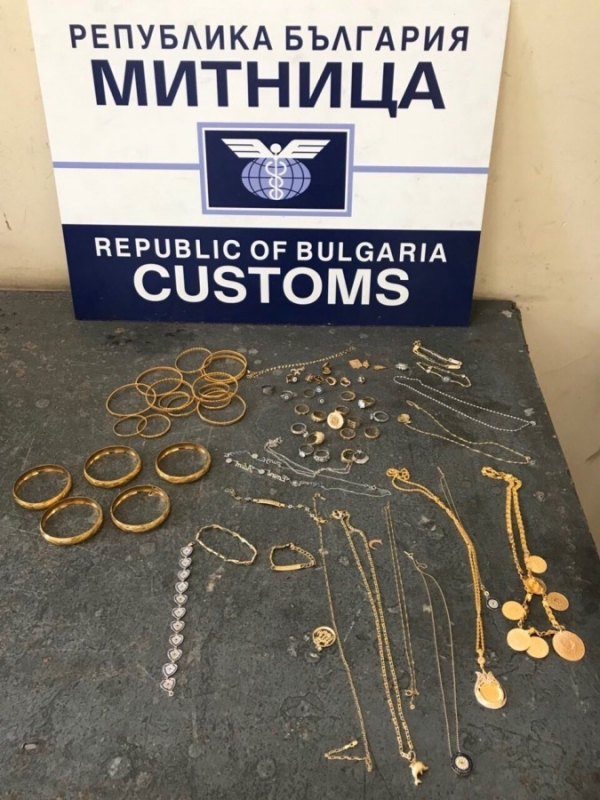 Повече от половин килограм контрабандни златни накити задържаха митнически служители