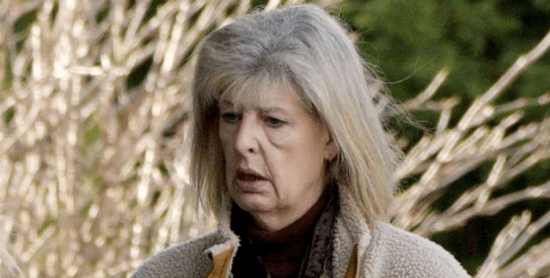 Чистачка очевидно с психически откронения тъпче колегите си в завод