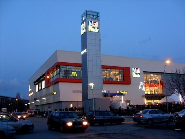 Нагла дама задигнала луксозен елек от естествена кожа и лисичи