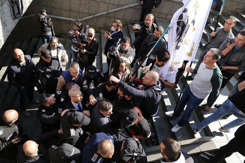 Протестиращи нападнаха министъра на образованието и науката Николай Денков в