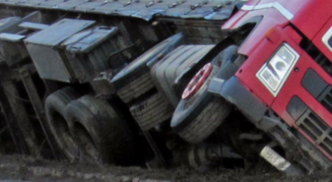 ТИР със зърно се е преобърнал снощи на 339 километър в