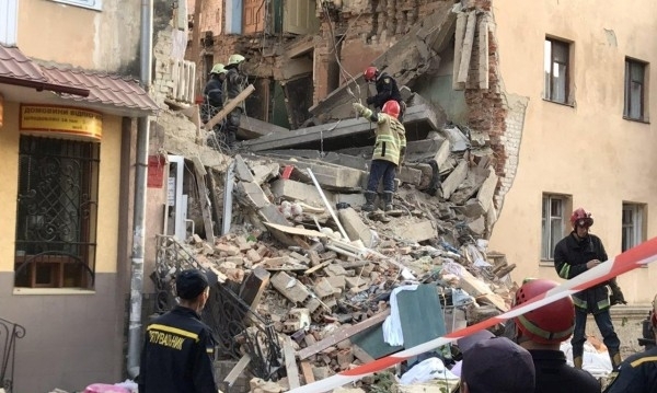 Осем души са загинали при срутване на жилищен блок в