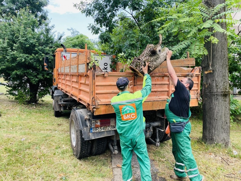 Екипи на БКС отстраняват щетите след бурята в община Враца