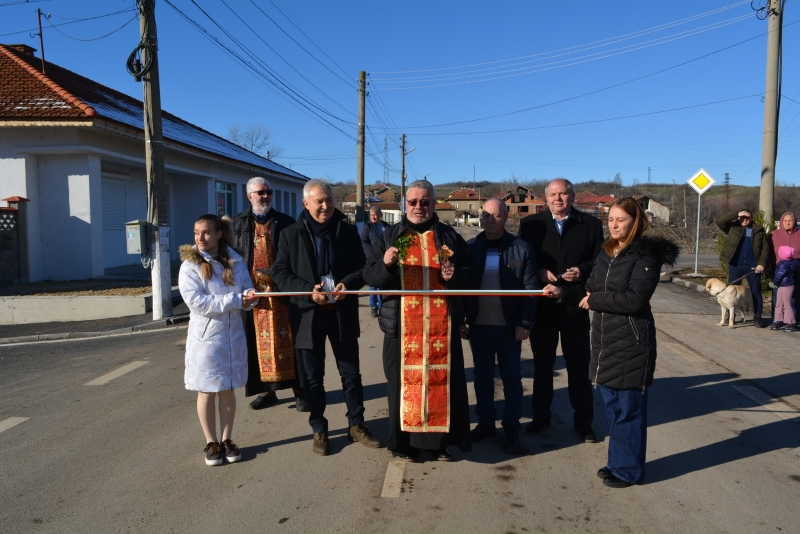Цялостната реконструкция на  пътя между селата Николово и Белотинци в