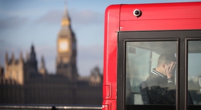 Междуградски автобус се преобърна близо до Лондон, 41 души, сред