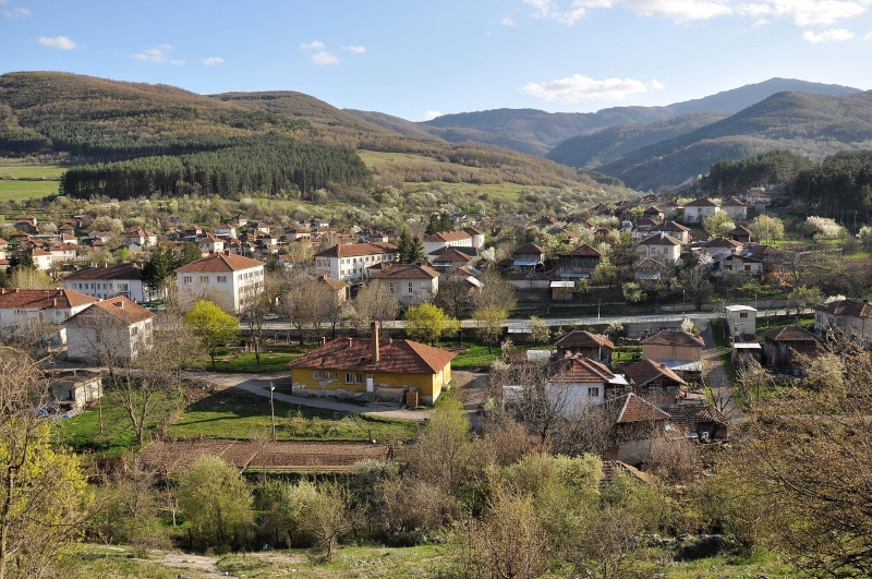 Притиснато между горите на Широка планина от север и Язова