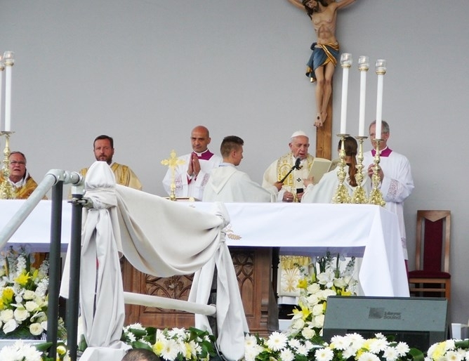 Кръстът с разпятието олтарът и амвонът които бяха използване в