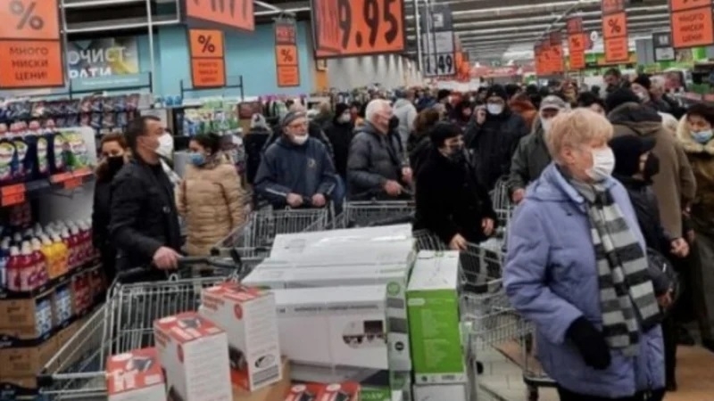 Дълги опашки за олио на ниска цена се извиха пред