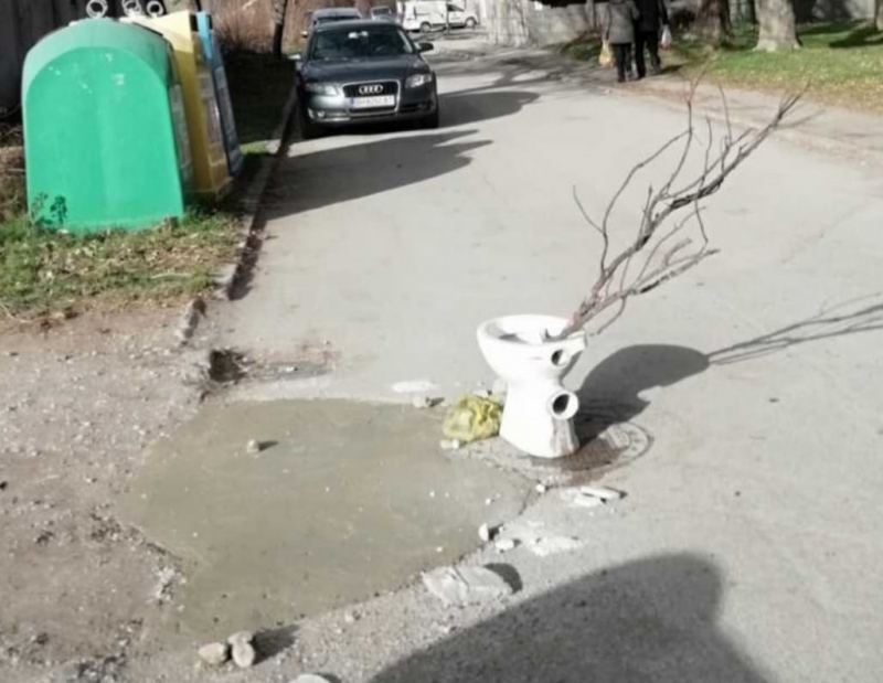 Видинчани сами асфалтират траповете по улиците става ясно от публикация