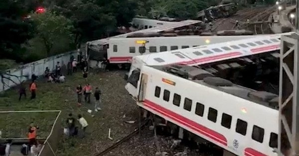 Най малко 17 души загинаха при дерайлиране на влак в източната