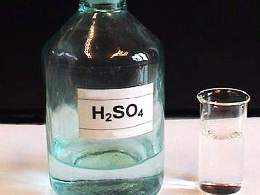 Столични криминалисти задържаха двама мъже залели с киселина млада жена