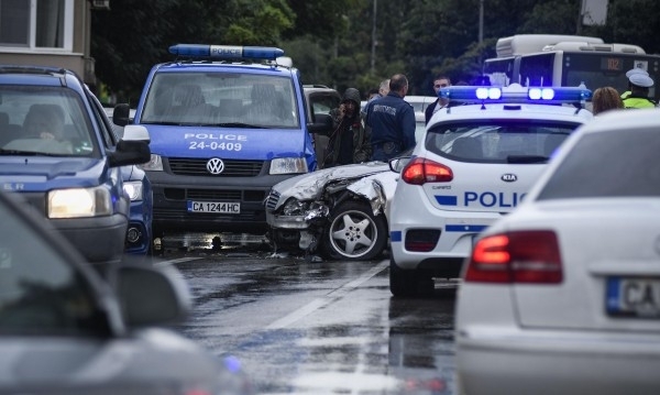 Задържаха 20 годишен мъж от Самоков блъснал два автомобила при опит