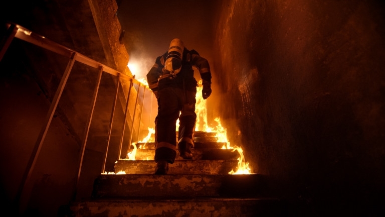 Евакуация на хора, след като пожар изпепели апартамент в Русе.