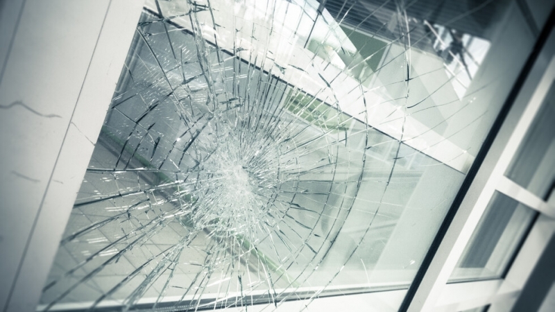 Неизвестен мъж е счупил прозорци на жилището на бургаския фоторепортер