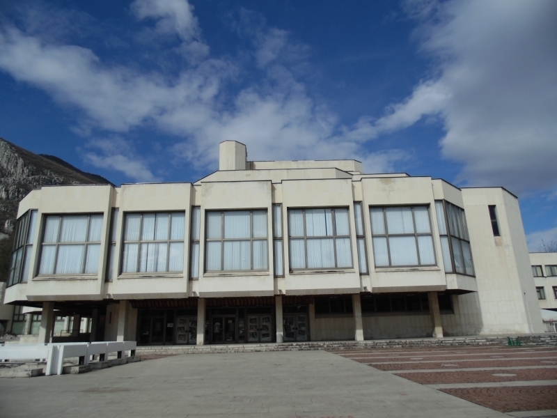 Театърът във Враца се руши! Сградата е опасна, а държавата продължава да мълчи /снимки+видео/